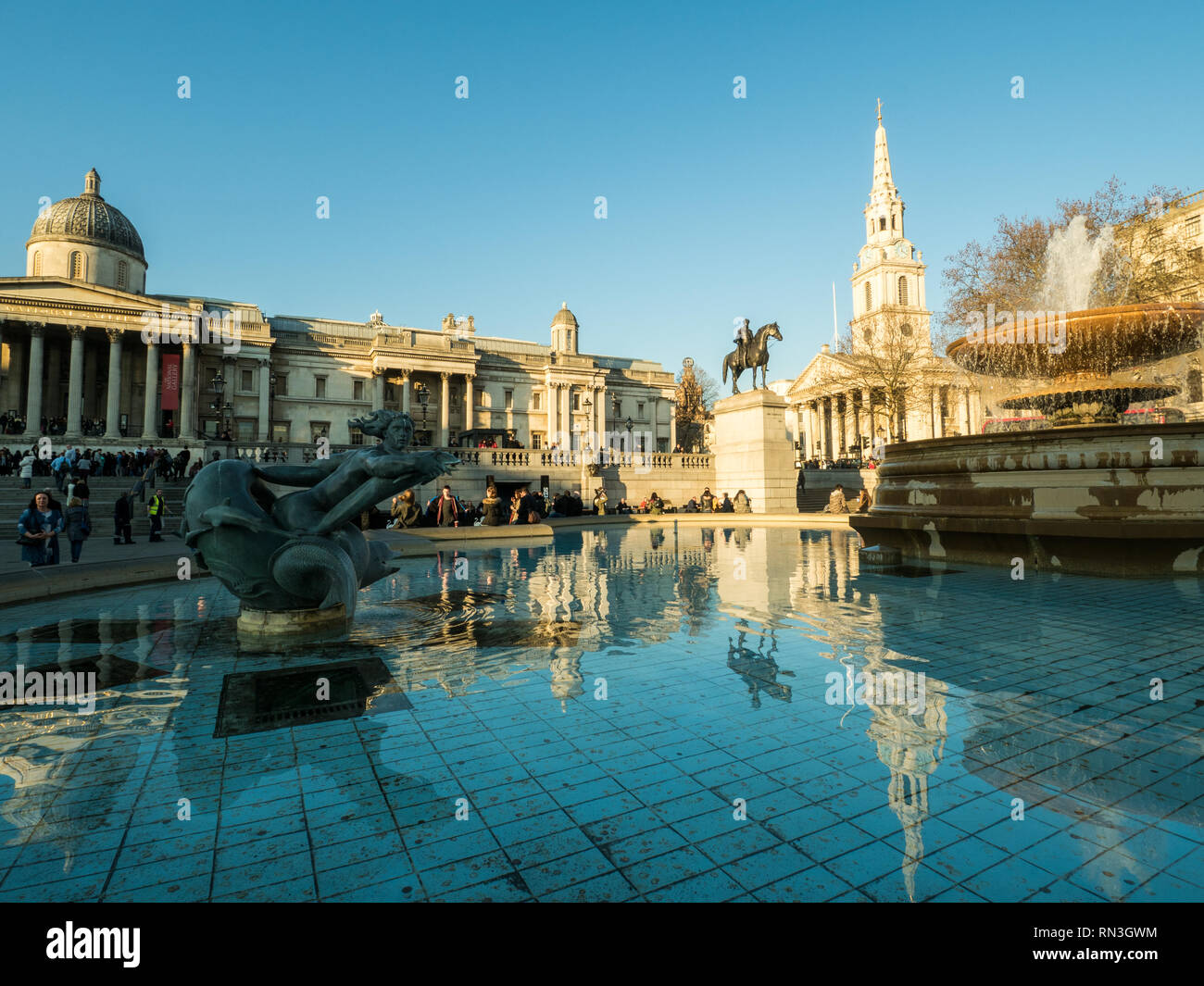 Brunnen am Trafalgar Square und der National Gallery (Links) & St Martin in der Kirche (rechts), London, England Stockfoto