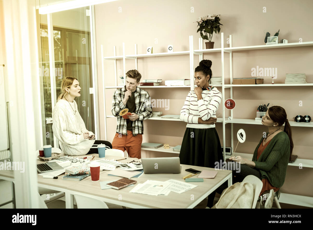 Content Manager, die sechs Denkhüte Technik beim Brainstorming Stockfoto