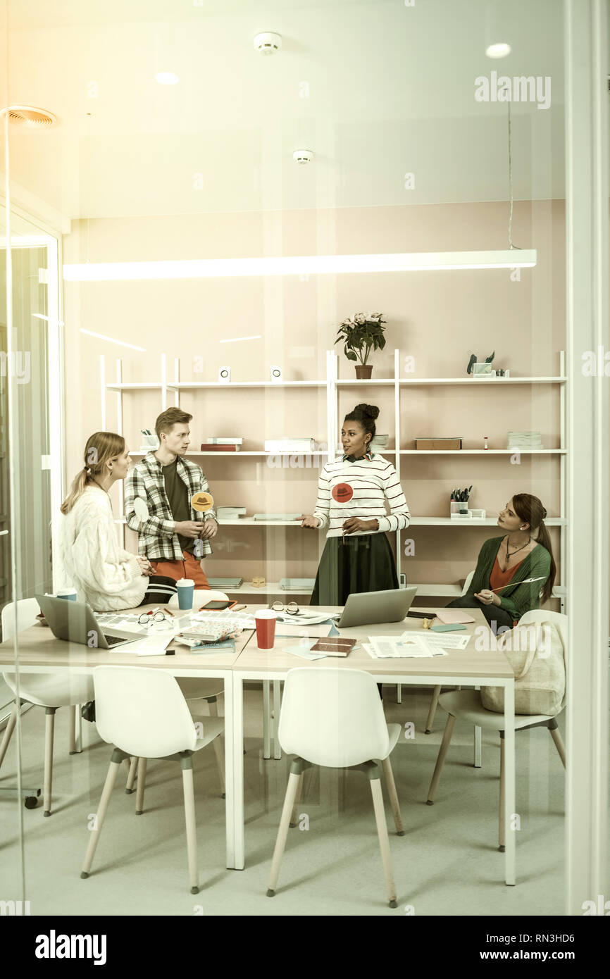 Content Manager sitzen im Büro und mit denkhüte Stockfoto