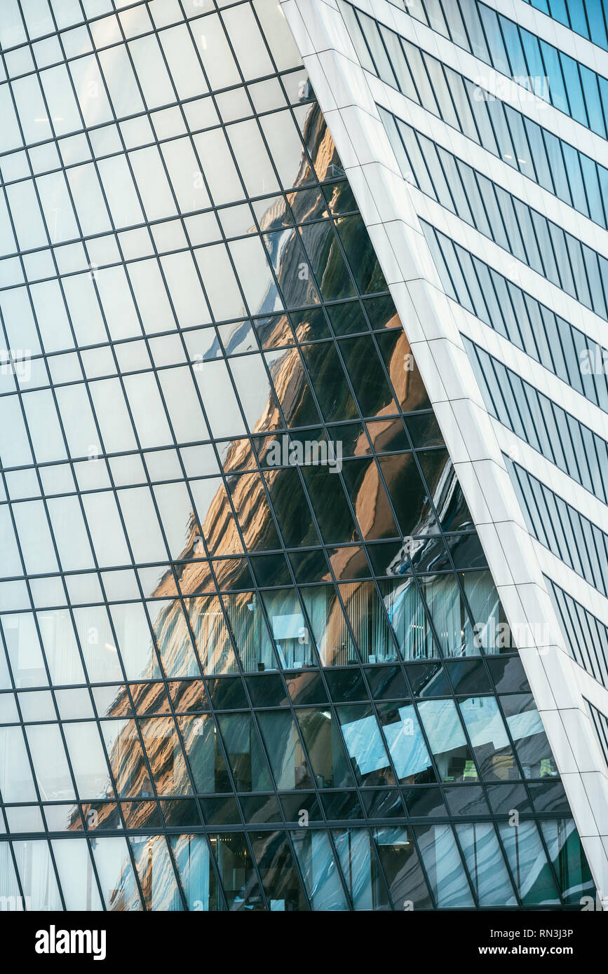 Architektur Details modernes Gebäude aus Glas und Metall Fassade Geschäft Hintergrund. Abstrakte Überlegungen Stockfoto