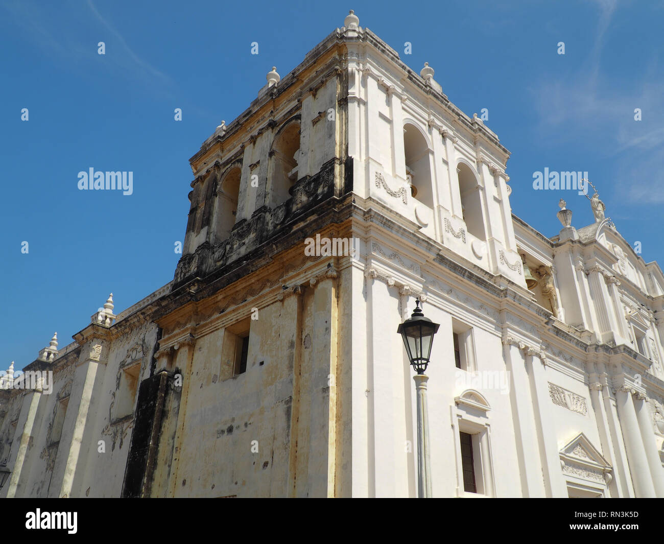 Alte und neue Wände der Basilika Catedral de la Asunción in Leon, Nicaragua Stockfoto