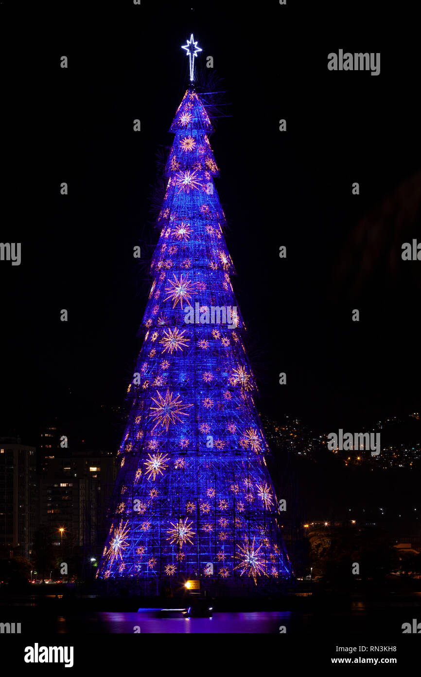 Höchste schwimmende Weihnachtsbaum der Welt Bau mit Tonnen von Lichter  wechselnde Designs und Farben in der Nacht in der Stadt von Rio de Janeiro  Stockfotografie - Alamy