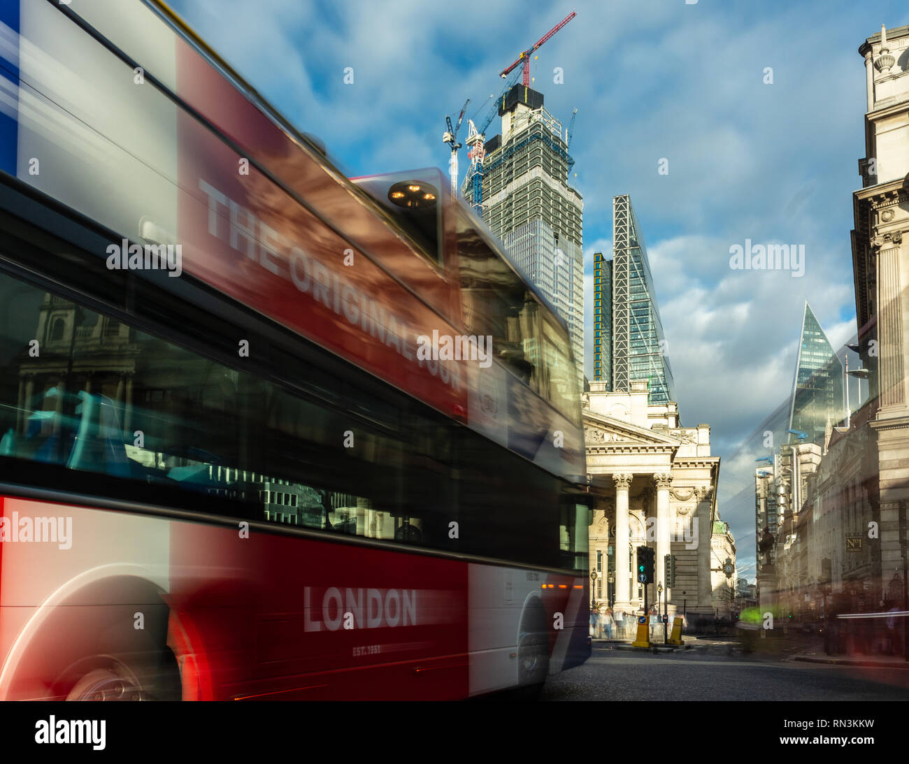 London, England, UK - 14. September 2018: einem oben offenen Doppeldecker Tourbus geht durch die besetzte Bank Kreuzung mit der Royal Exchange Aufbau einer Stockfoto