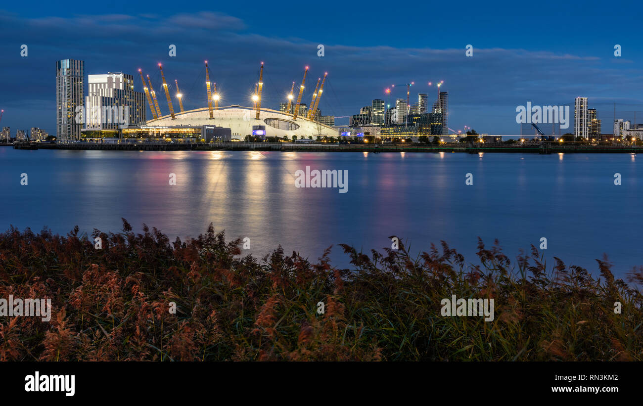 London, England, Großbritannien - 14 September, 2018: Die O2 Arena Millennium Dome und moderne Wolkenkratzer Wohnblocks Leuchten auf der sanierten Nord G Stockfoto