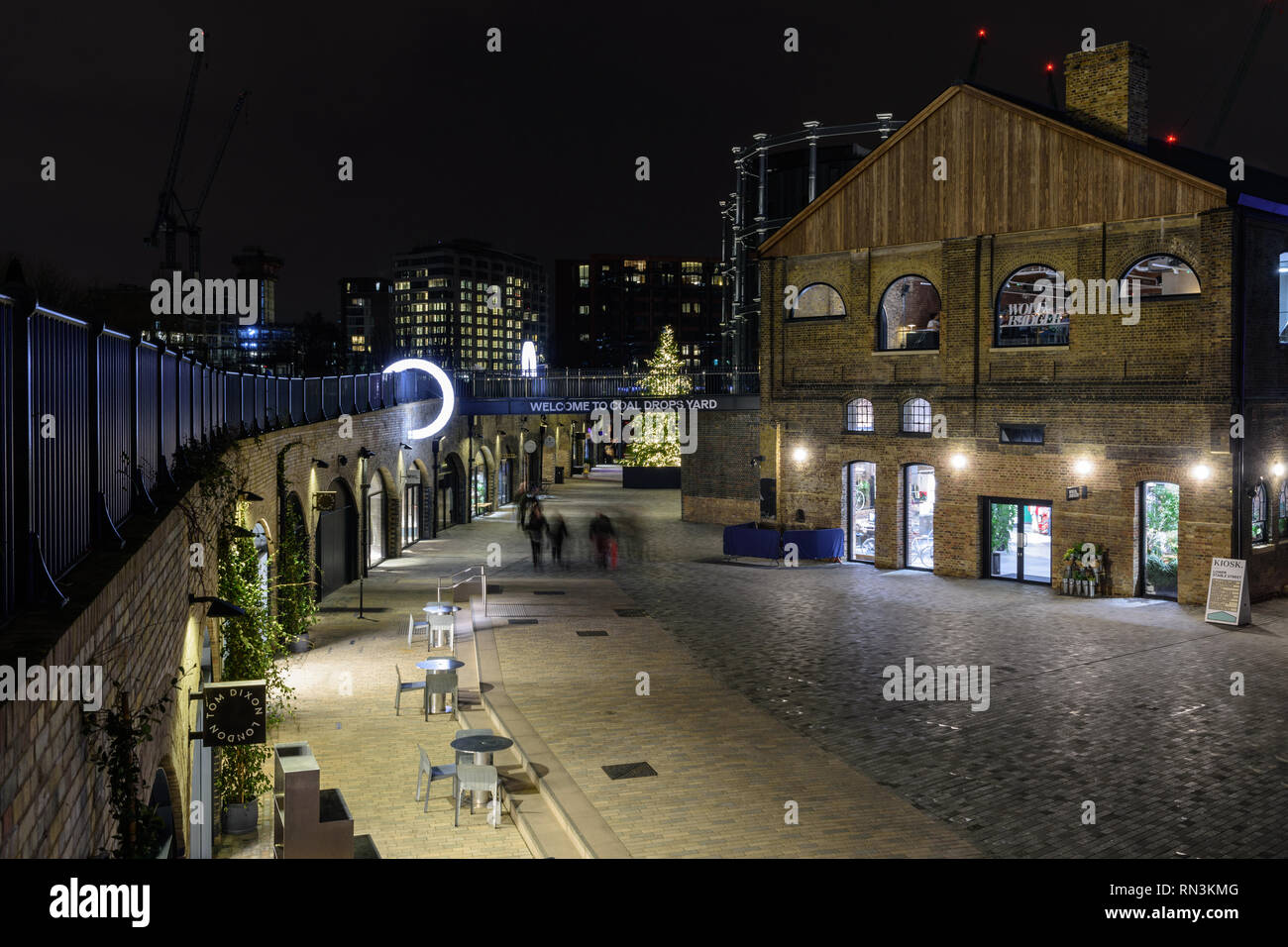 London, England, UK - Dezember 14, 2018: Pedestrials durch Das neu sanierte Kohle Tropfen Yard gehobenen Einkaufszentrum entfernt, besetzen alten railwa Stockfoto