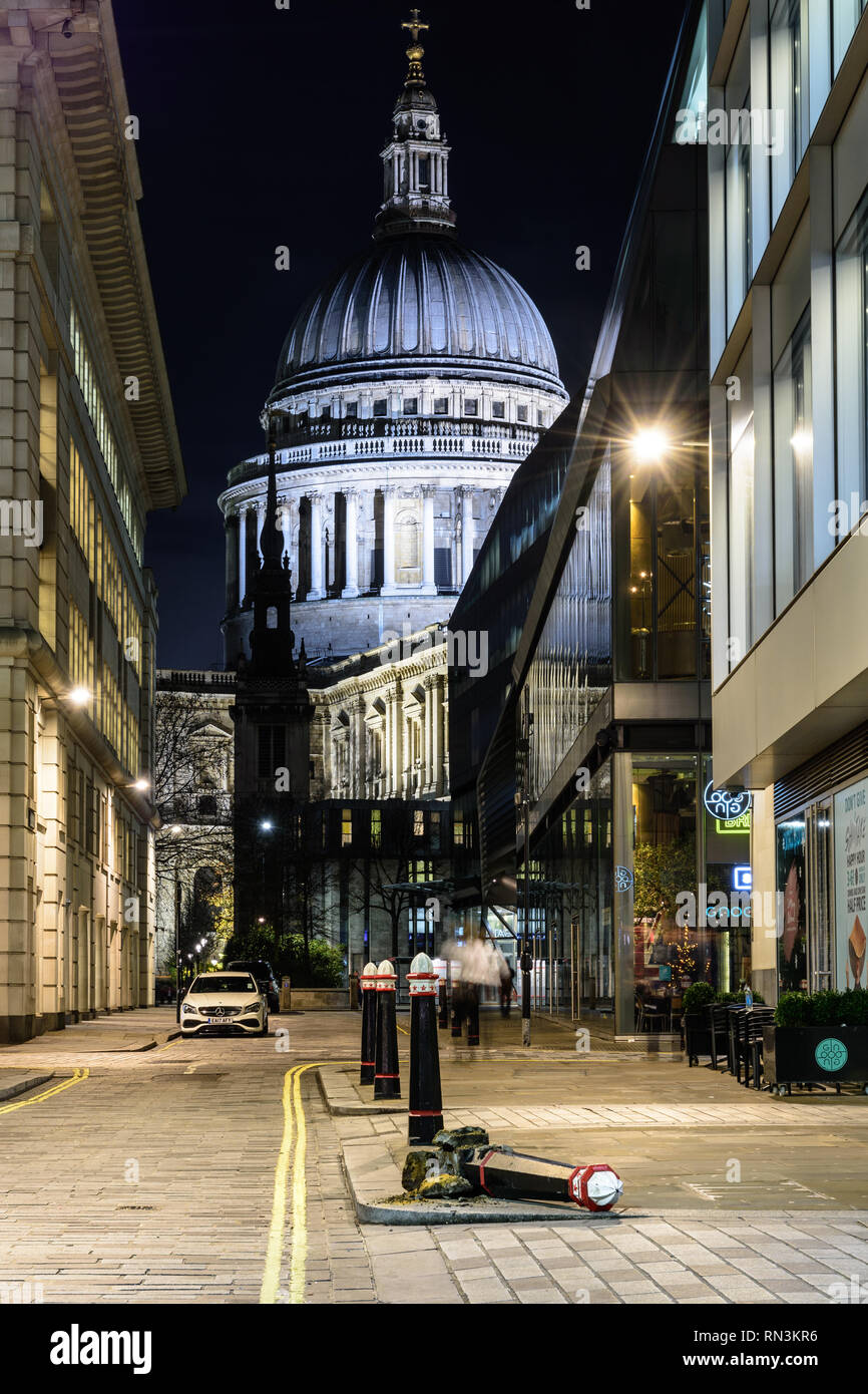 London, England, Großbritannien - 17 Dezember, 2018: Die Kuppel der St. Paul's Kathedrale erhebt sich die St. Augustine's Kirchturm und Watling Street in der Stadt von Lon Stockfoto