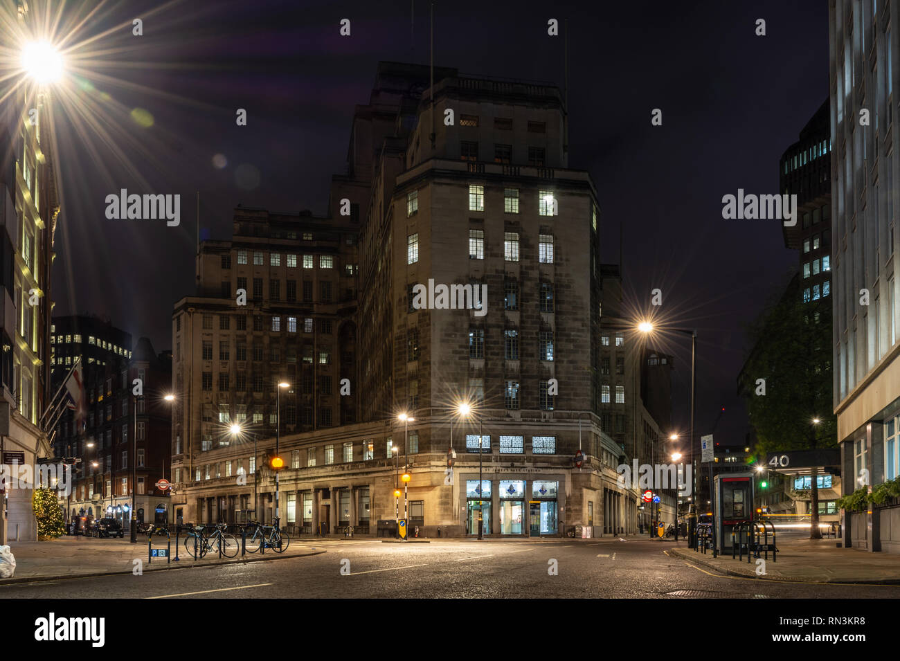 London, England, Großbritannien - 17 Dezember, 2018: St. James's Park U-Bahnstation und 55 Broadway, das Art déco-Hauptsitz der Londoner U-Bahn, leuchtet an der Nahe. Stockfoto
