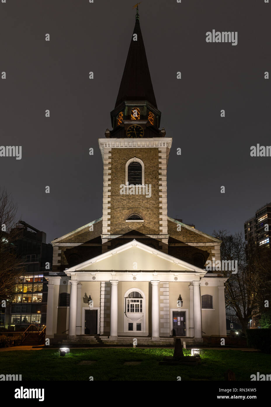 London, England, Großbritannien - 28 Dezember, 2018: Die georgische der Vorhalle und Turm der Marienkirche leuchtet in der Nacht in Battersea, London. Stockfoto
