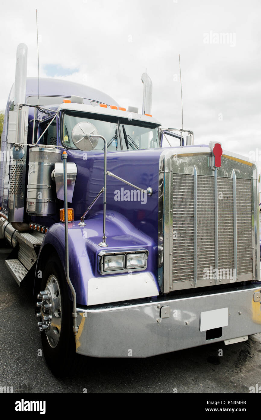 Purple Truck Stockfotos Und Bilder Kaufen Alamy