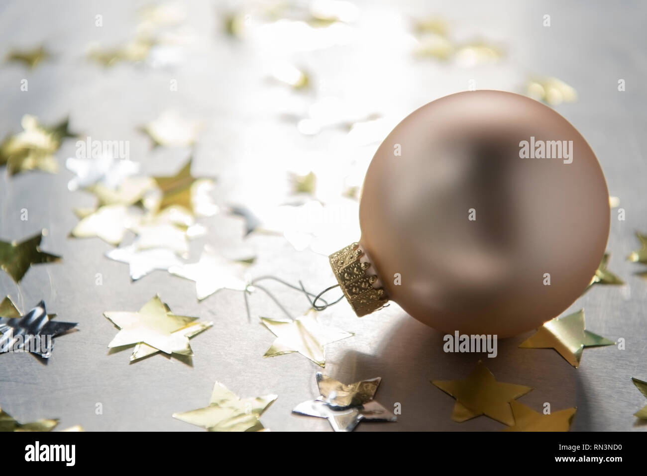 Weihnachtskugel und Stern Konfetti Stockfoto