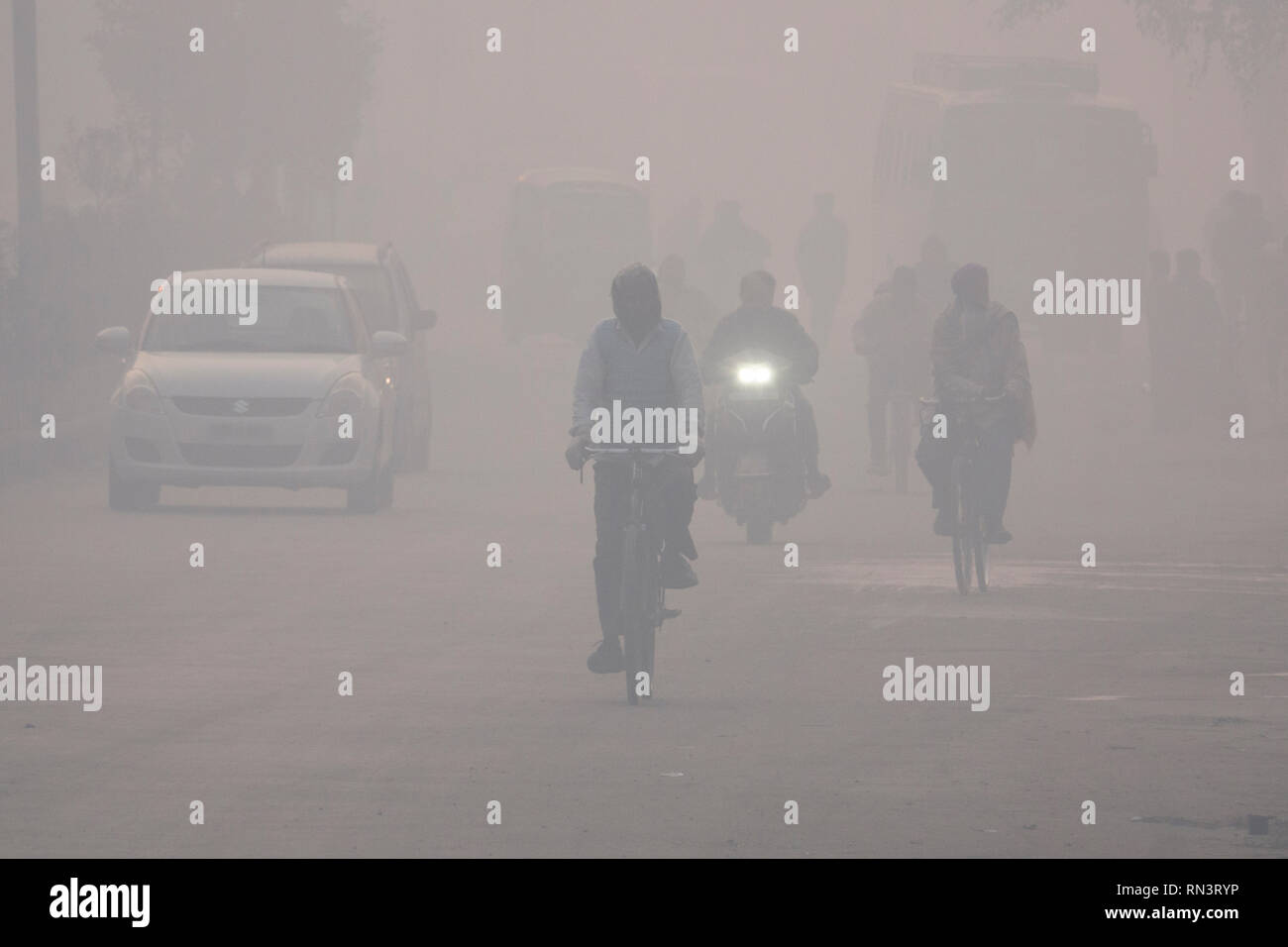 Inder, die sich mit gefährlichen Luftverschmutzung in Amritsar, Punjab, Indien Stockfoto
