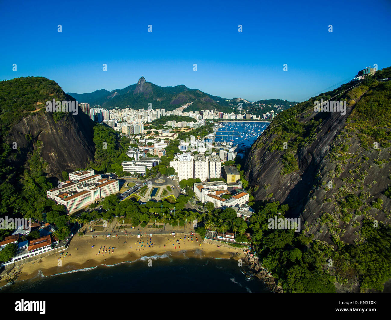 Stadt zwischen zwei steinerne Berge. Ansicht zwischen zwei Bergen. Stadt von Rio de Janeiro, Brasilien, im Hintergrund, Stadtteil Urca, Botafogo. Stockfoto