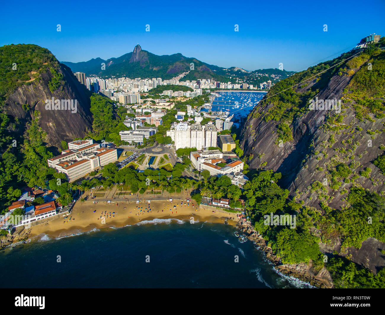 Stadt zwischen zwei steinerne Berge. Ansicht zwischen zwei Bergen. Stadt von Rio de Janeiro, Brasilien, im Hintergrund, Stadtteil Urca, Botafogo. Stockfoto