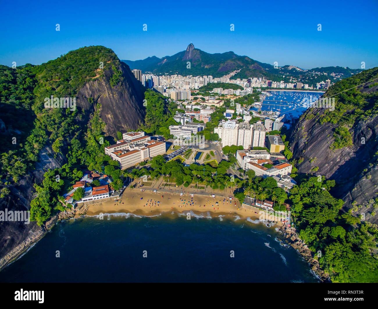 Stadt zwischen zwei steinerne Berge. Ansicht zwischen zwei Bergen. Stadt von Rio de Janeiro, Brasilien, im Hintergrund, Stadtteil Urca, Botafogo. Stockfoto