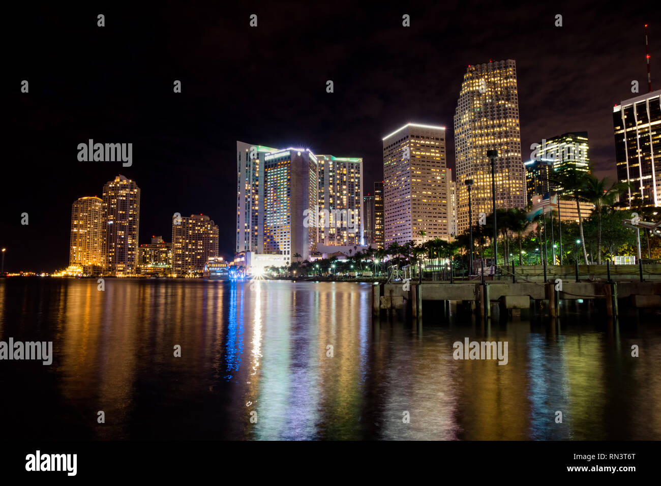 Nacht Blick auf Miami Downtown von Bayside Stockfoto