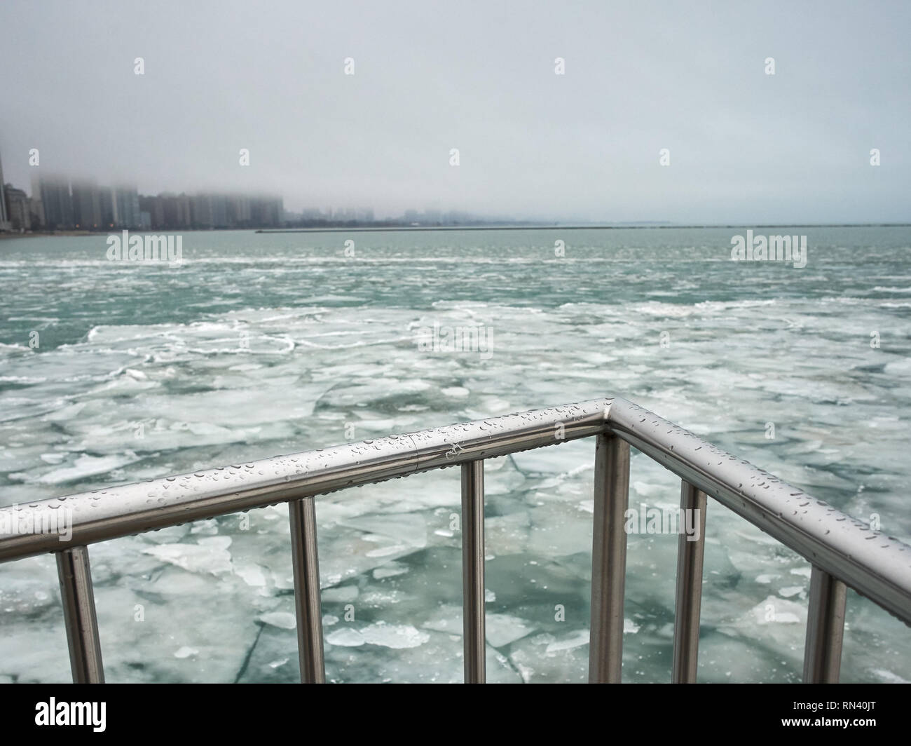 Suche über frozen Lake Michigan mit Chicago im Hintergrund Stockfoto