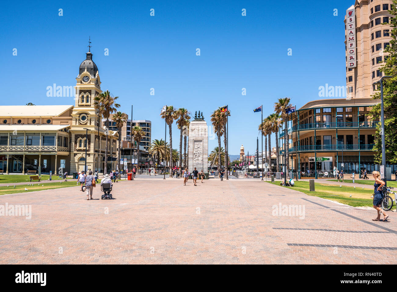 31. Dezember 2018, Glenelg, Adelaide, South Australia: Glenelg Moseley Square Blick vom Jetty mit dem Pioneer Denkmal in der Mitte Stockfoto