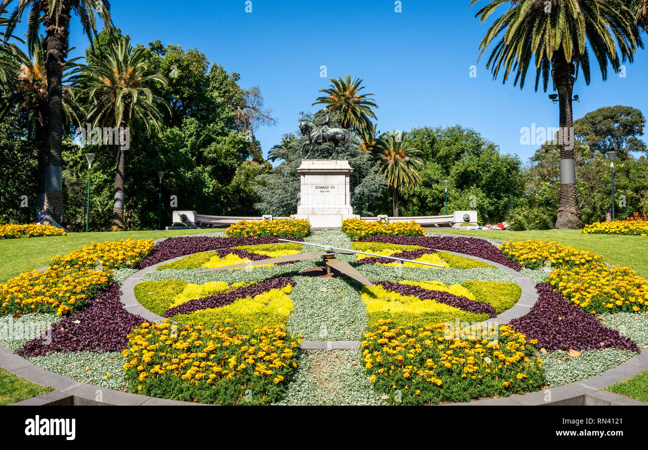 Blumenuhr und die Statue von Edward VII. in der Queen Victoria Gardens in Melbourne, Victoria, Australien Stockfoto