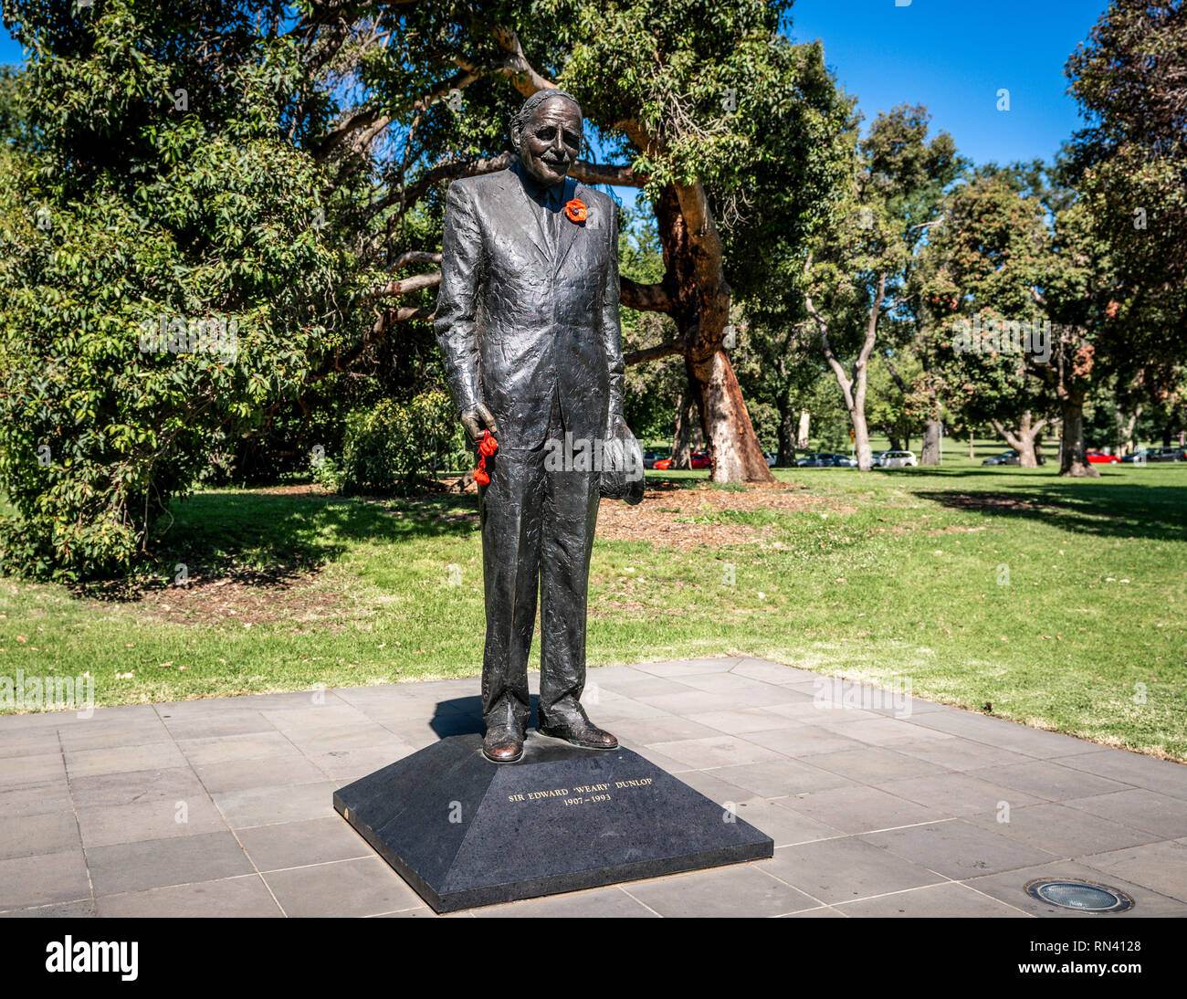 Statue von Sir Edward müde Dunlop innerhalb des Kings Domain Park in Melbourne, Victoria, Australien Stockfoto