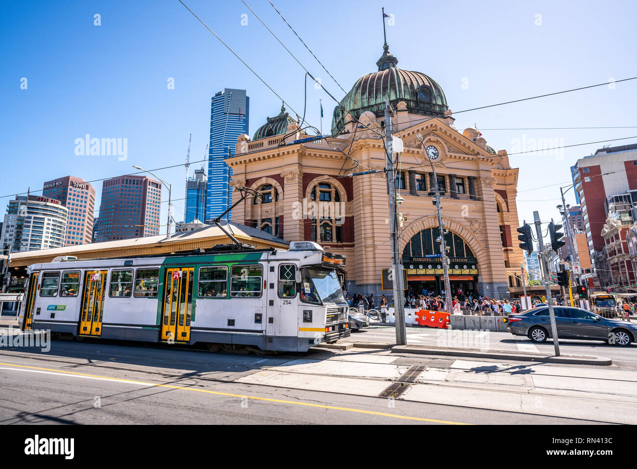 2. Januar 2019, Melbourne, Australien: szenische Sicht auf Melbourne Tram und Flinders Street Bahnhof Gebäude in Melbourne, Victoria, Australien Stockfoto