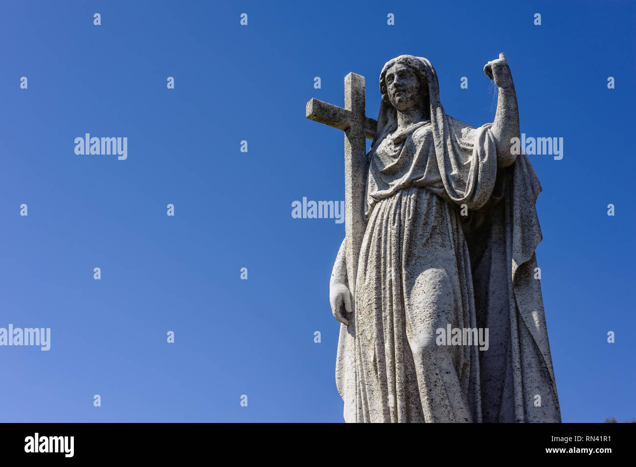 Ein Grab Denkmal Statue an der Saint Mary's Friedhof in Oakland, Kalifornien. Stockfoto
