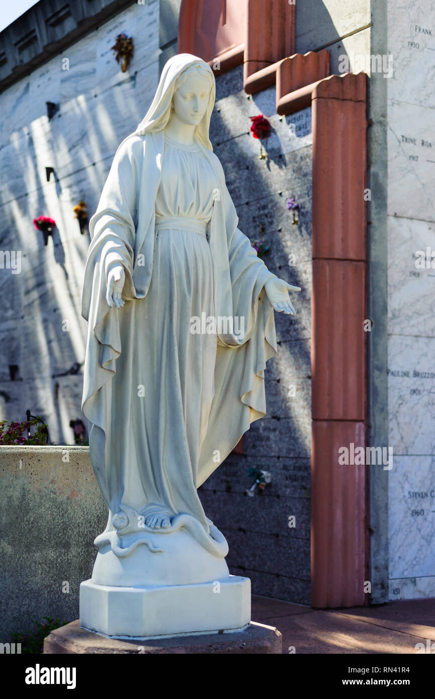 Eine Jungfrau Maria statue Grab Denkmal am Saint Mary's Friedhof in Oakland, Kalifornien. Stockfoto