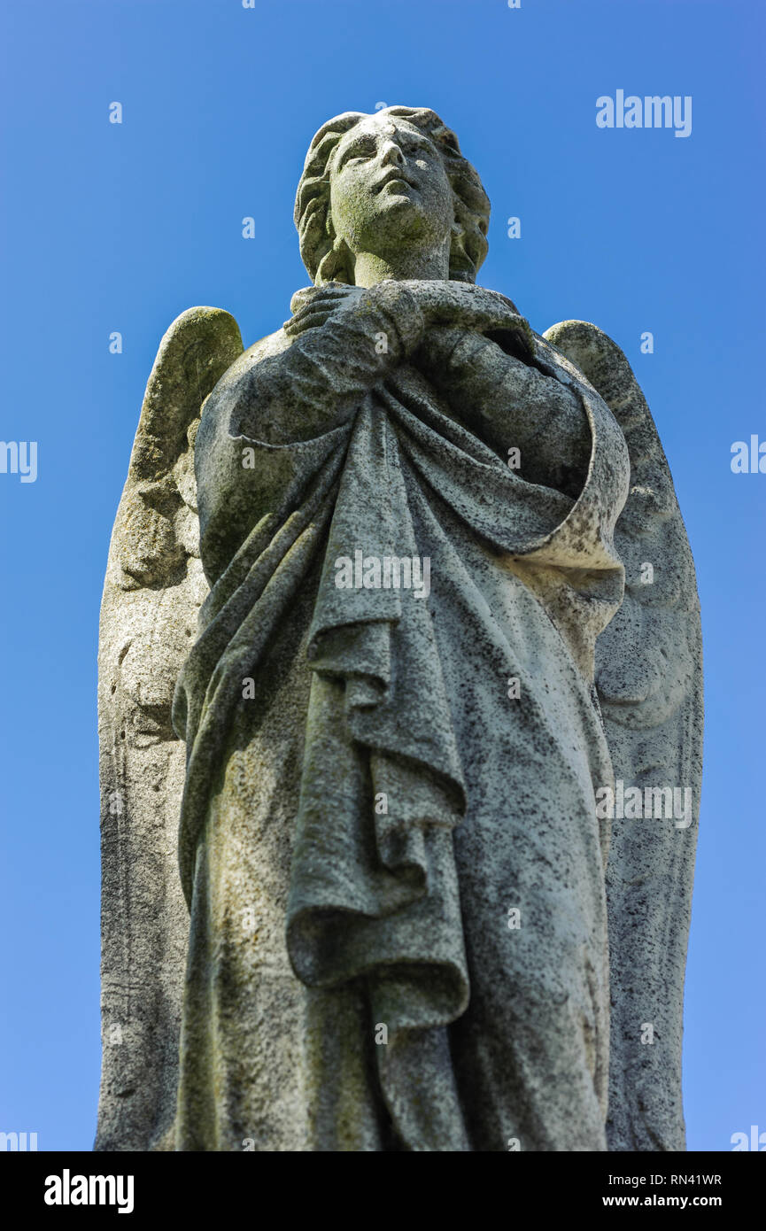 Ein Stein Engel Grab Denkmal am Saint Mary's Friedhof, in Oakland, Kalifornien. Stockfoto
