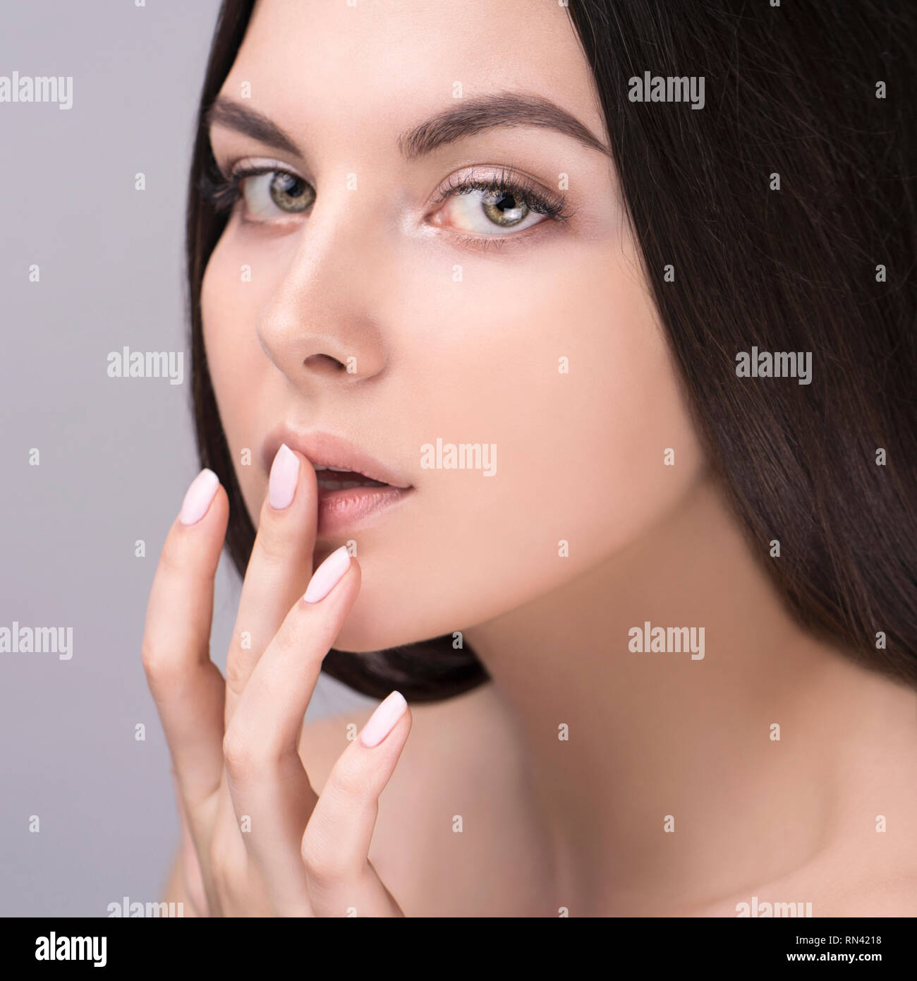 Junge Frau mit Finger auf den Lippen Stockfoto