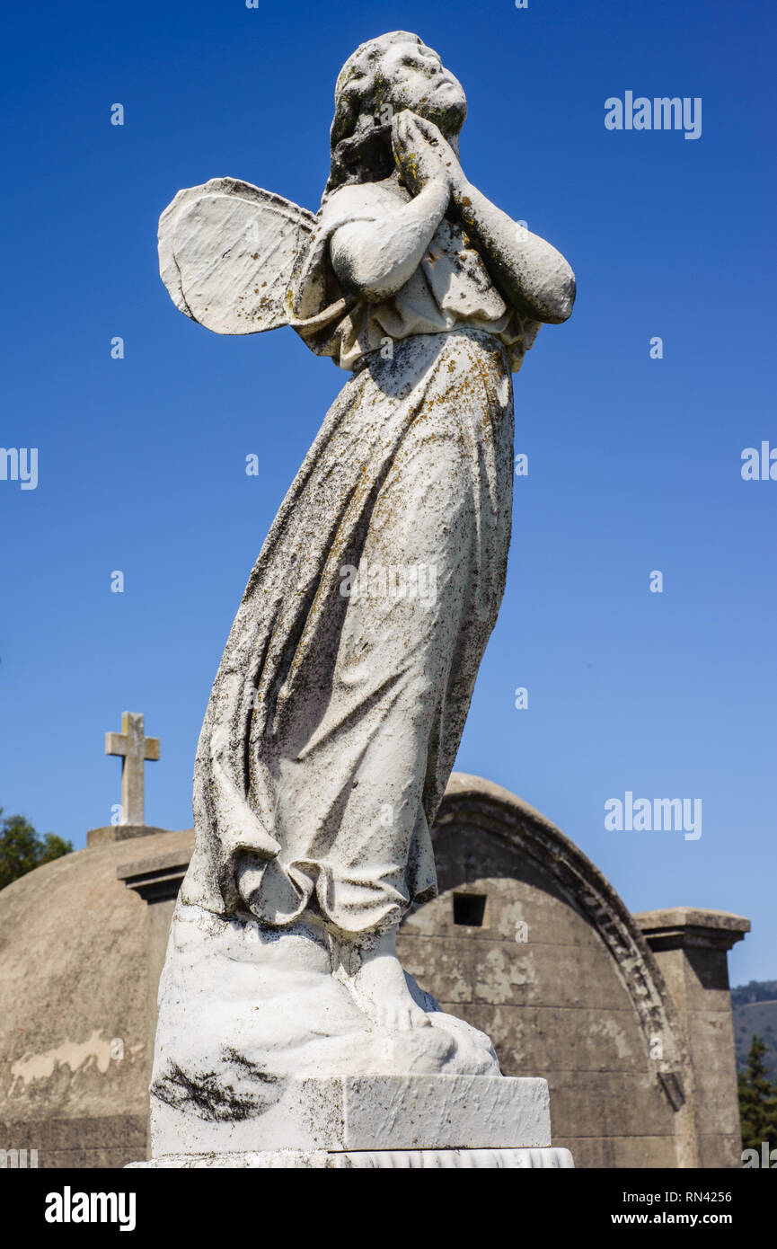 Ein Stein Engel Grab Denkmal am Saint Mary's Friedhof in Oakland, Kalifornien. Stockfoto