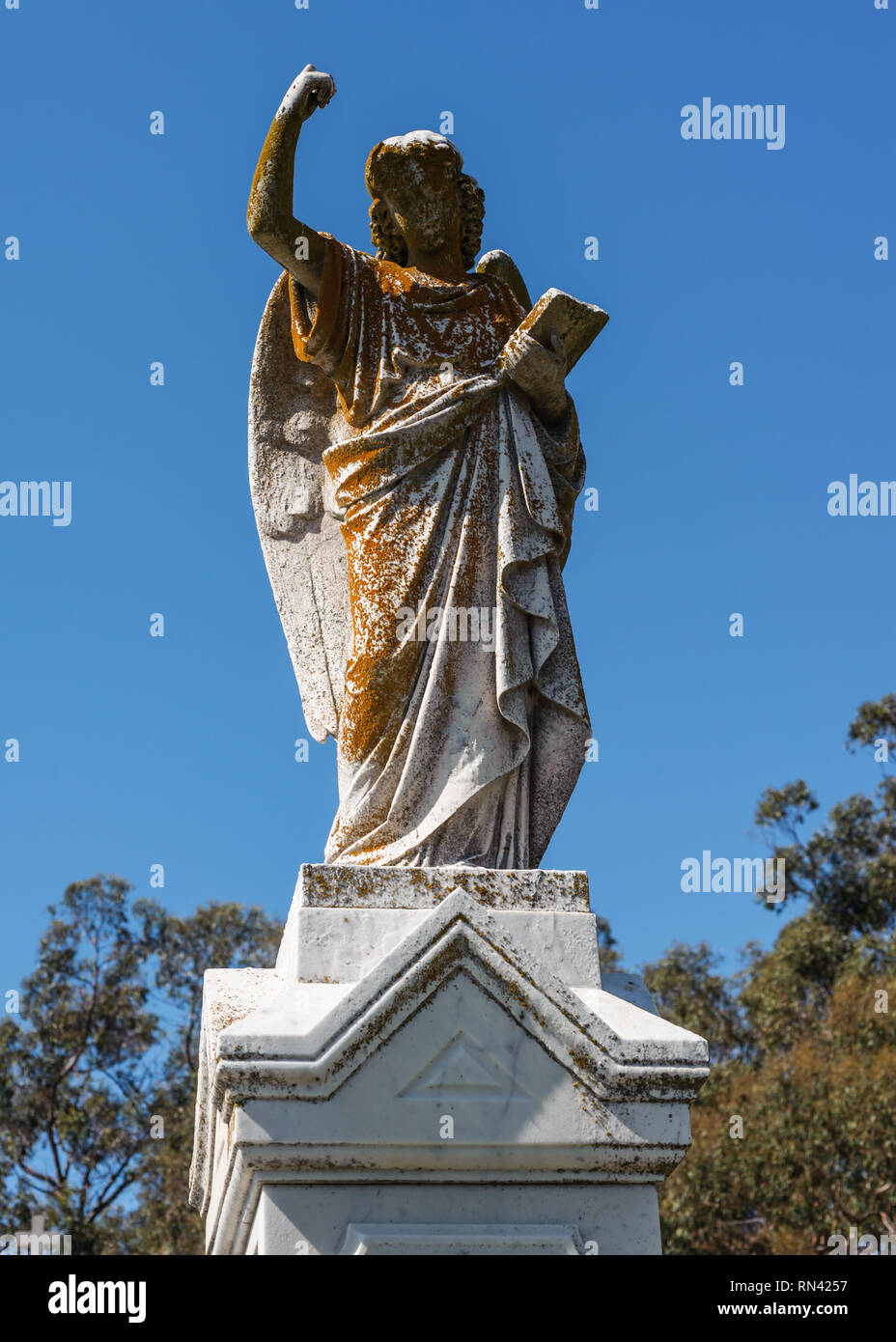 Ein Stein Engel Grab Denkmal am Saint Mary's Friedhof in Oakland, Kalifornien. Stockfoto
