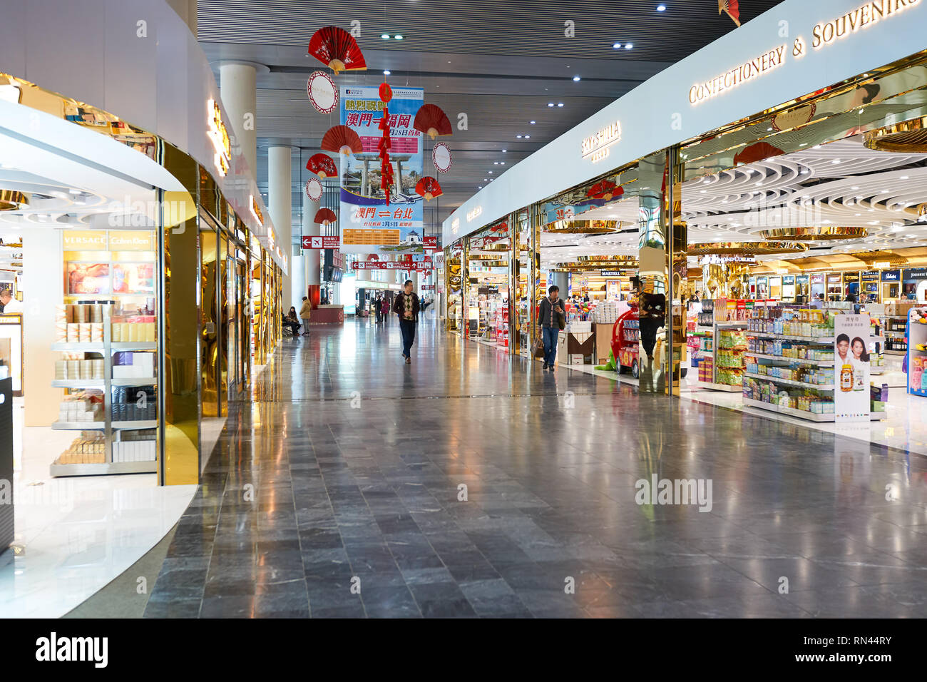 MACAO, CHINA - 17. FEBRUAR 2016: Innenseite der Macau International Airport. Macau International Airport ist ein internationaler Flughafen in der speziellen Verwaltung Stockfoto