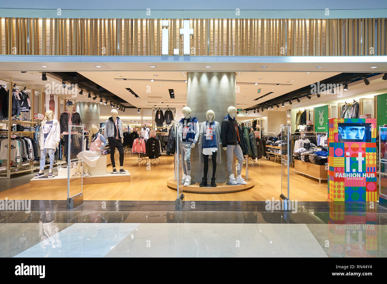 SHENZHEN, China - Februar 05, 2016: in der KK Mall in Shenzhen. Shenzhen hat ausgezeichnete Kaufentscheidungen und bietet den Touristen große Shopping Chancen Stockfoto