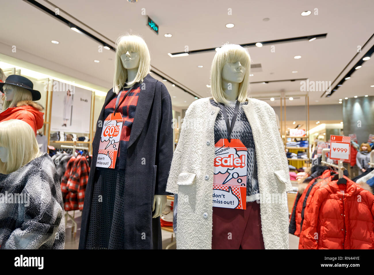 SHENZHEN, China - Februar 05, 2016: in einem Store auf KK Mall in Shenzhen. Shenzhen hat ausgezeichnete Kaufentscheidungen und bietet den Touristen grosse shopp Stockfoto