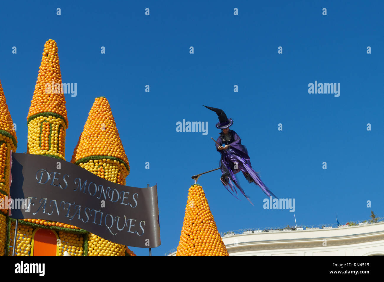 16. Februar 2019 Menton, Frankreich, eine Hexe während der 86Th Lemon Festival während der Karneval von Nizza fliegen Stockfoto