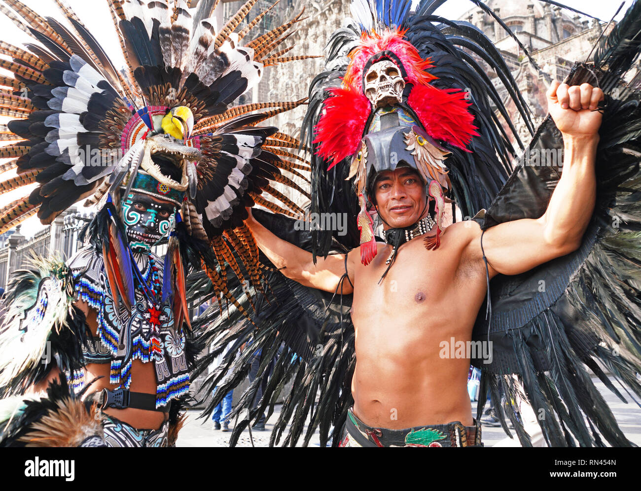 Aztekische Männer in den zeremoniellen Kleid am Zocalo in Mexico City. Stockfoto