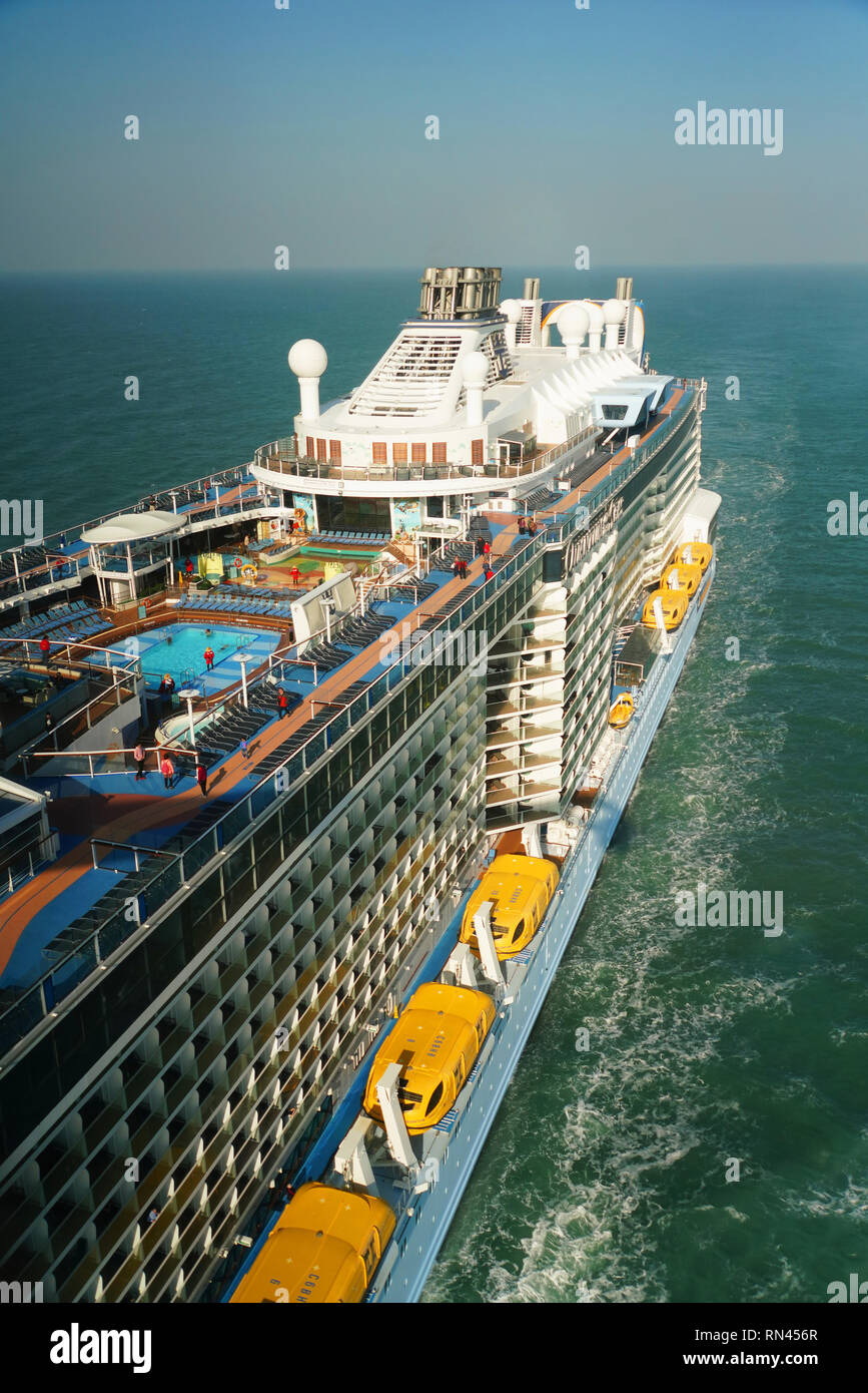 Royal Caribbean mega Kreuzfahrtschiff Quantum der Meere Kreuzfahrt im Ostchinesischen Meer von North Star Kapsel gesehen. Stockfoto