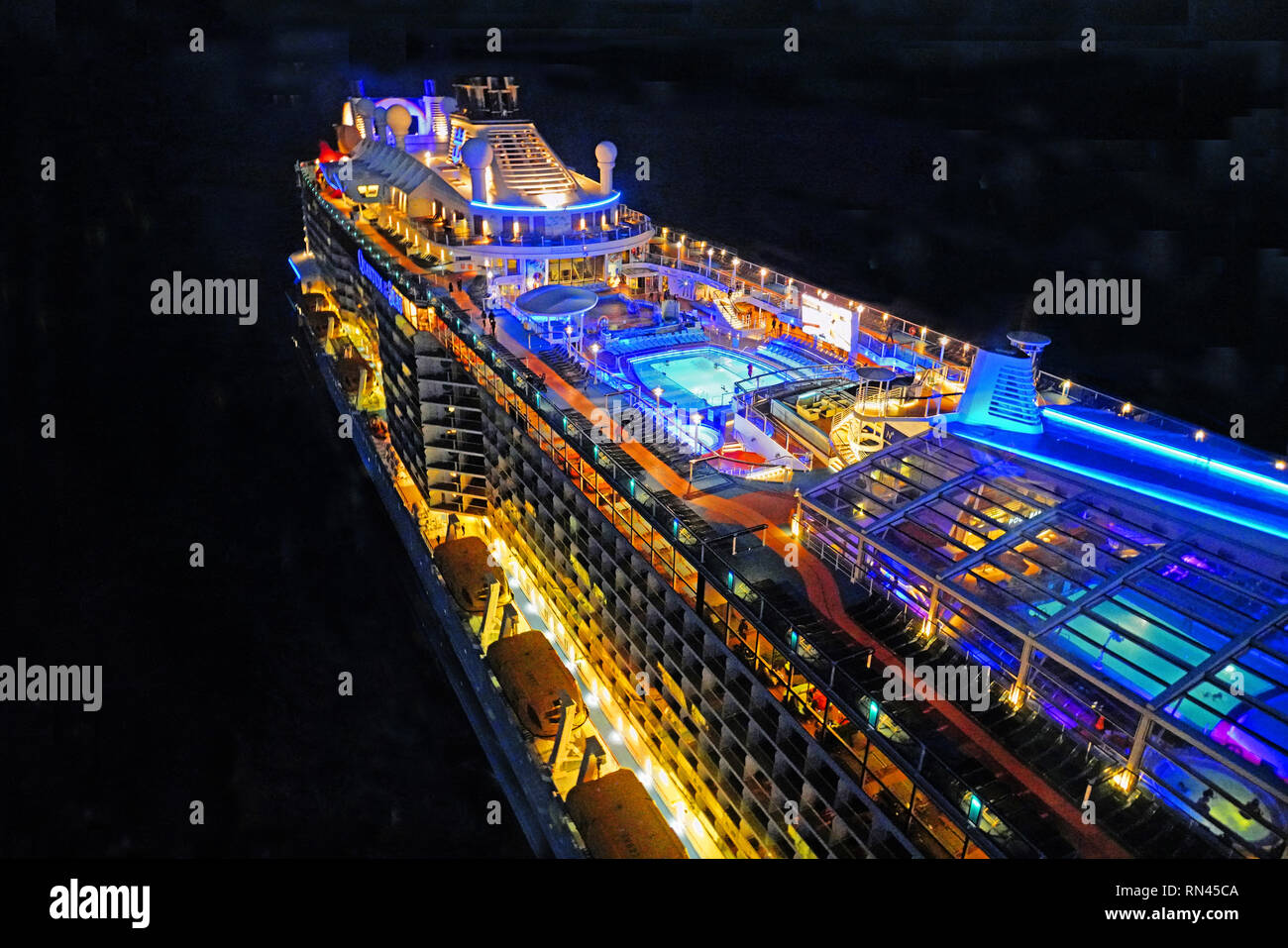 Royal Caribbean mega-Kreuzfahrtschiff Quantum der Meere, in der Nacht in der East China Sea, betrachtet aus North Star Kapsel. Stockfoto