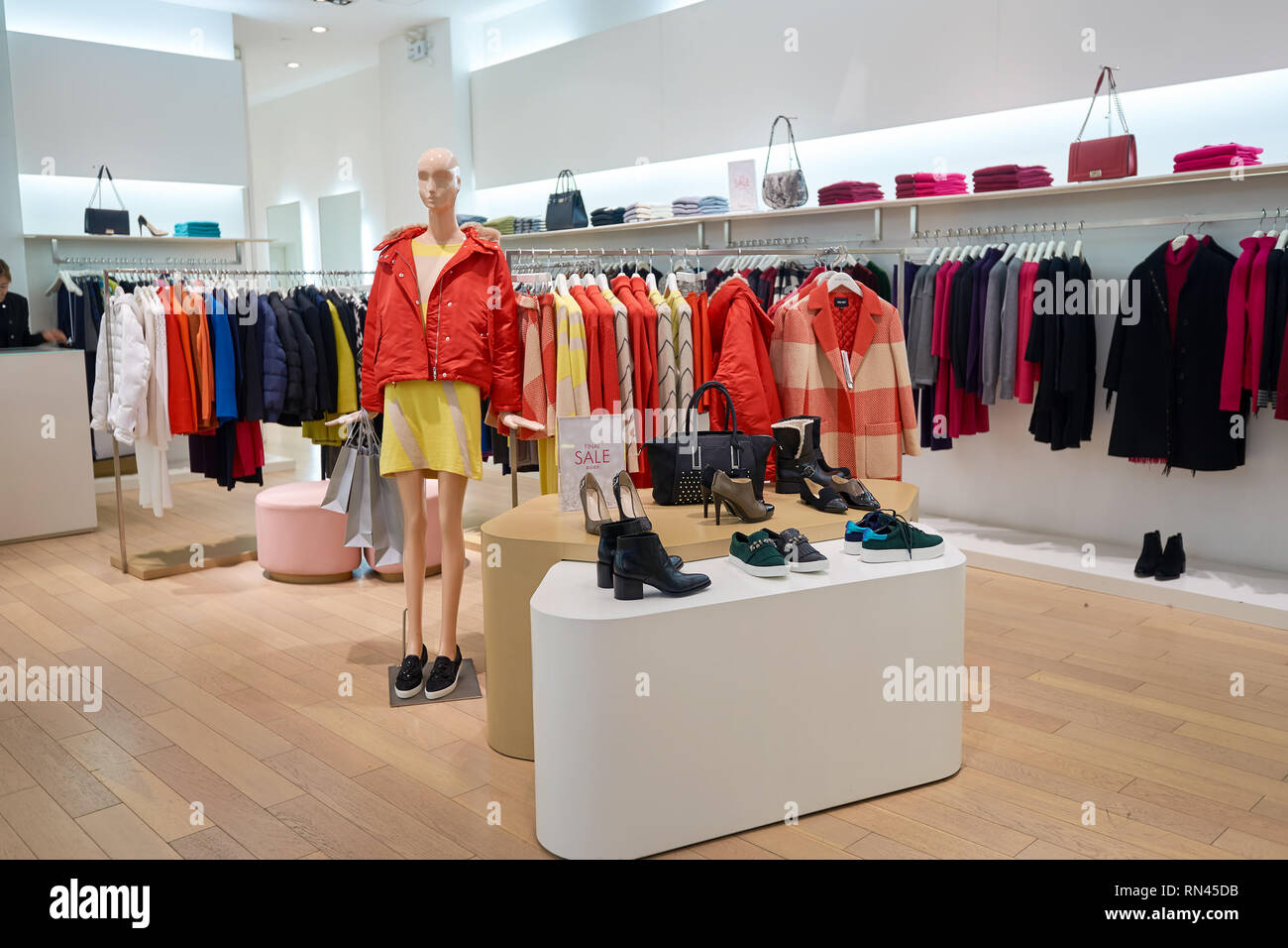 SHENZHEN, China - Februar 05, 2016: in einem Store auf KK Mall in Shenzhen. Shenzhen hat ausgezeichnete Kaufentscheidungen und bietet den Touristen grosse shopp Stockfoto