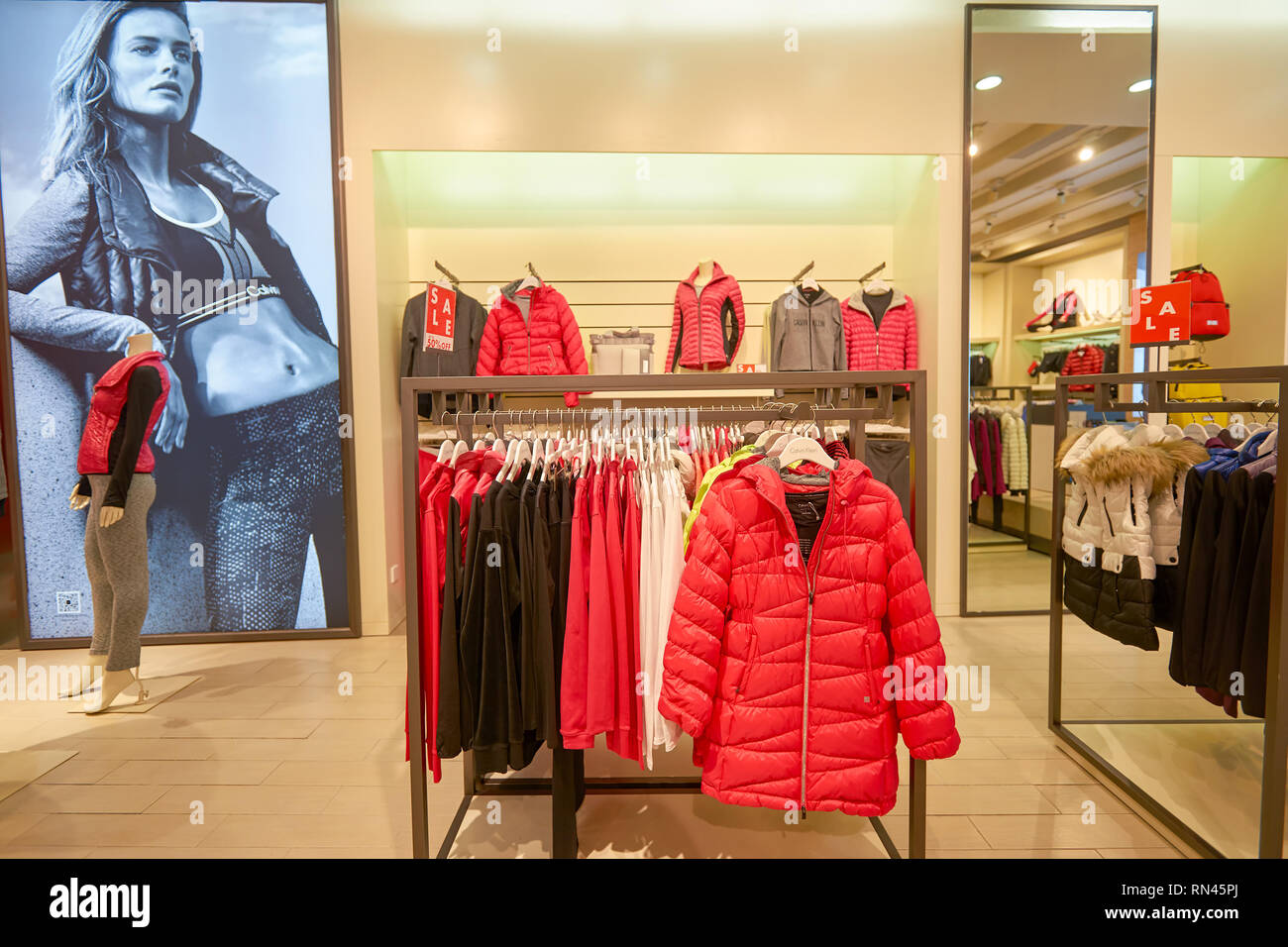 SHENZHEN, China - Februar 05, 2016: in einem Store auf KK Mall in Shenzhen. Shenzhen hat ausgezeichnete Kaufentscheidungen und bietet den Touristen grosse shopp Stockfoto