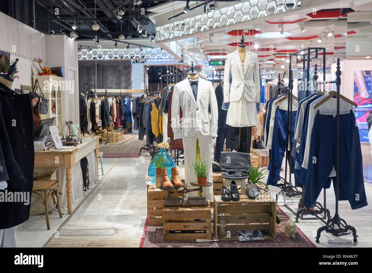 SHENZHEN, China - Februar 05, 2016: in einem Store auf KK Mall in Shenzhen. Shenzhen hat ausgezeichnete Kaufentscheidungen und bietet den Touristen grosse shopp Stockfoto