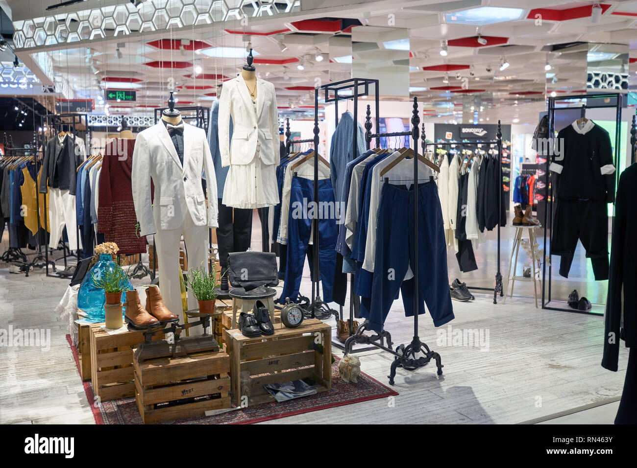 SHENZHEN, China - Februar 05, 2016: in einem Store auf KK Mall in Shenzhen. Shenzhen hat ausgezeichnete Kaufentscheidungen und bietet den Touristen grosse shopp Stockfoto