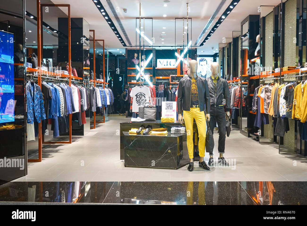 SHENZHEN, China - Februar 05, 2016: in einem Store auf KK Mall in Shenzhen. Shenzhen hat ausgezeichnete Kaufentscheidungen und bietet den Touristen grosse shopp Stockfoto