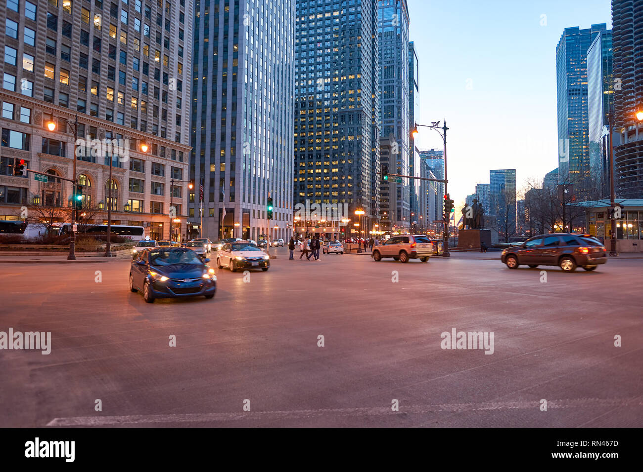 CHICAGO, IL - ca. März 2016: Chicago in der Abenddämmerung. Chicago ist die bevölkerungsreichste Stadt der Vereinigten Staaten. Stockfoto