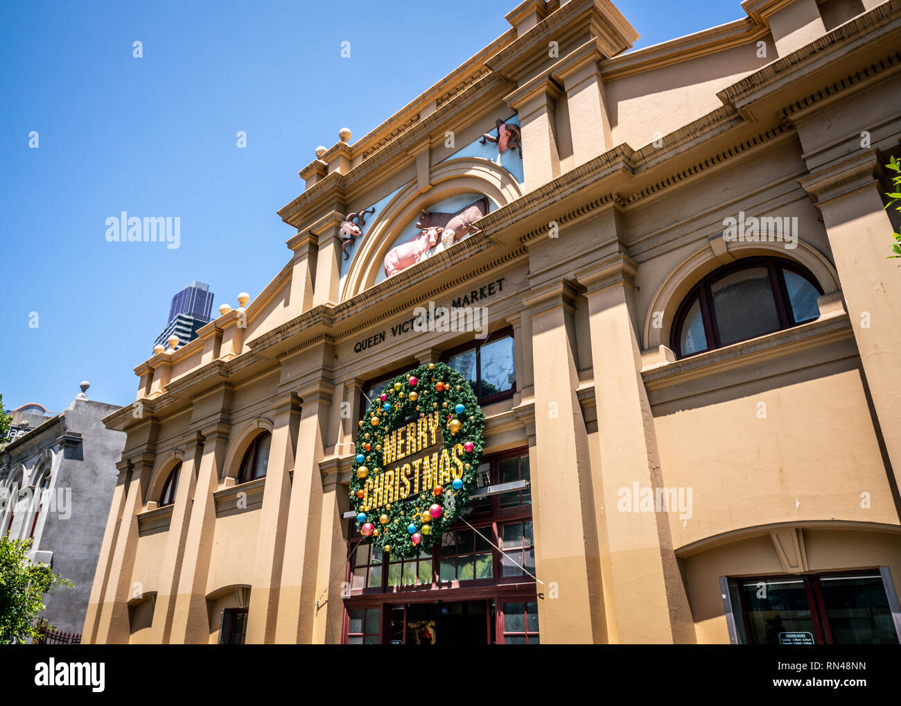 Haupteingang und Fassade der Queen Victoria Market mit christmas garland in Melbourne, Victoria, Australien Stockfoto