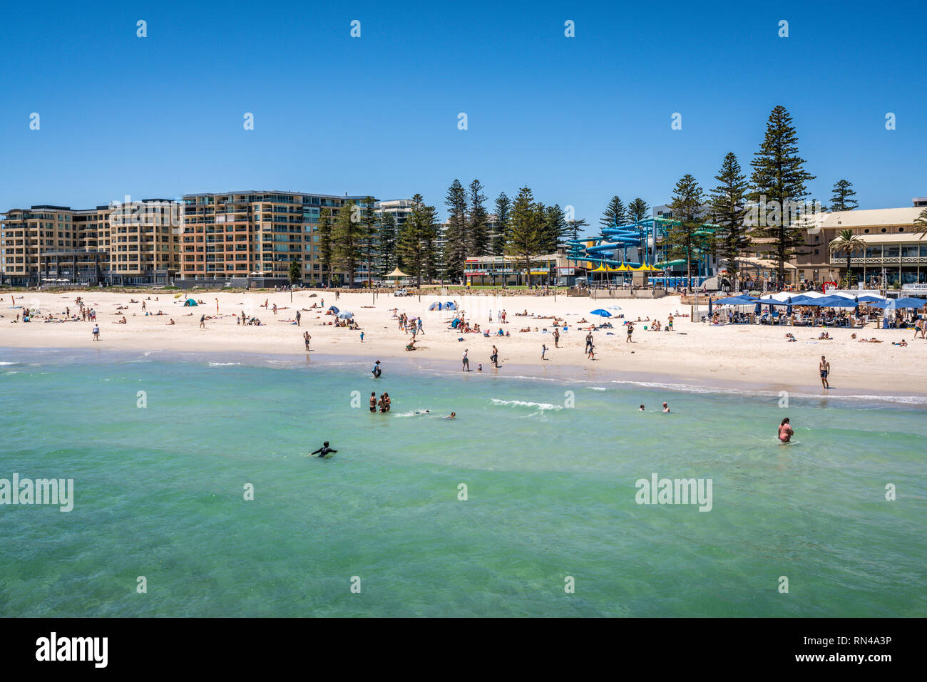 31. Dezember 2018, Glenelg, Adelaide, South Australia: Blick auf den Strand von Glenelg voller Menschen in Adelaide vorort auf heißen sonnigen Sommertag im Süden Austr Stockfoto