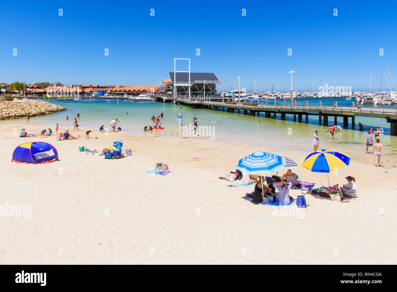 Blick auf den beliebten Familienfreundlicher Strand in Sorrent Quay, Hillarys Boat Harbour Hillarys, Western Australia, Australien Stockfoto