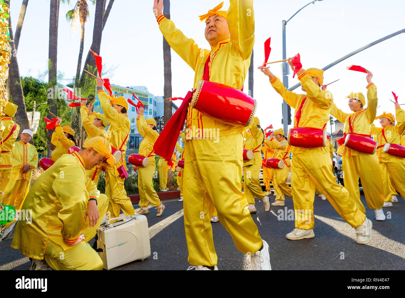 Falun Gong Anhänger in leuchtend gelben Uniformen in Christmas Parade auf dem Hollywood Boulevard in Los Angeles, Kalifornien marschieren. Stockfoto