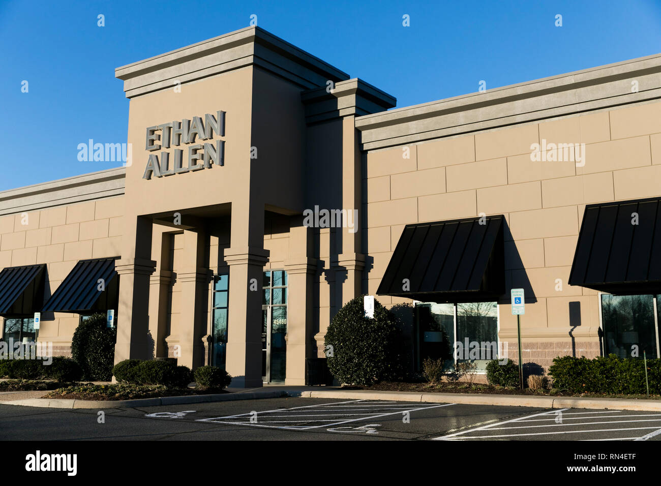 Ein logo Zeichen außerhalb eines Ethan Allen Store in Sterling, Virginia am 14. Februar 2019. Stockfoto