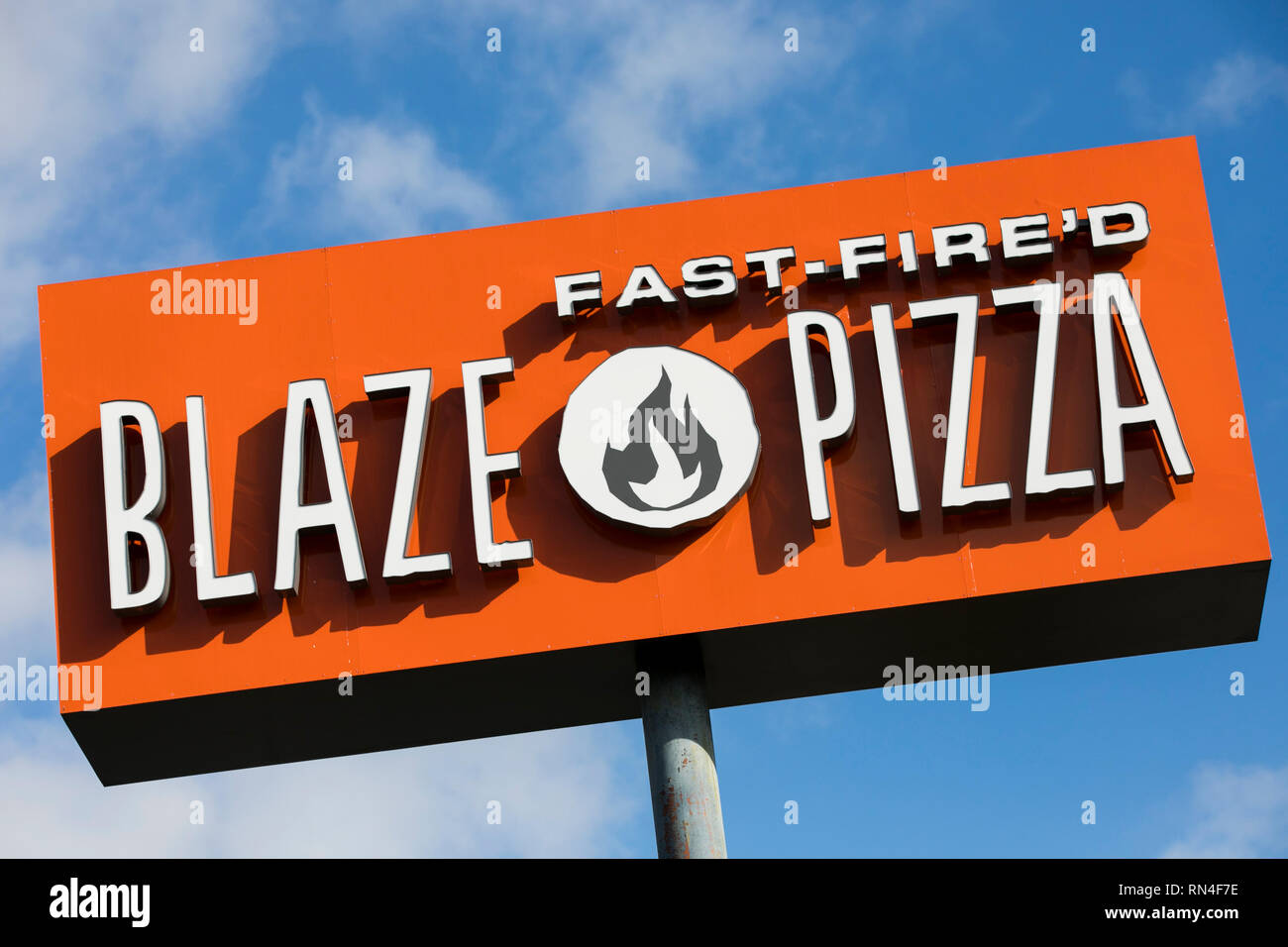 Ein logo Zeichen außerhalb einer Flamme Pizza Restaurant Lage in Martinsburg, West Virginia am 13. Februar 2019. Stockfoto