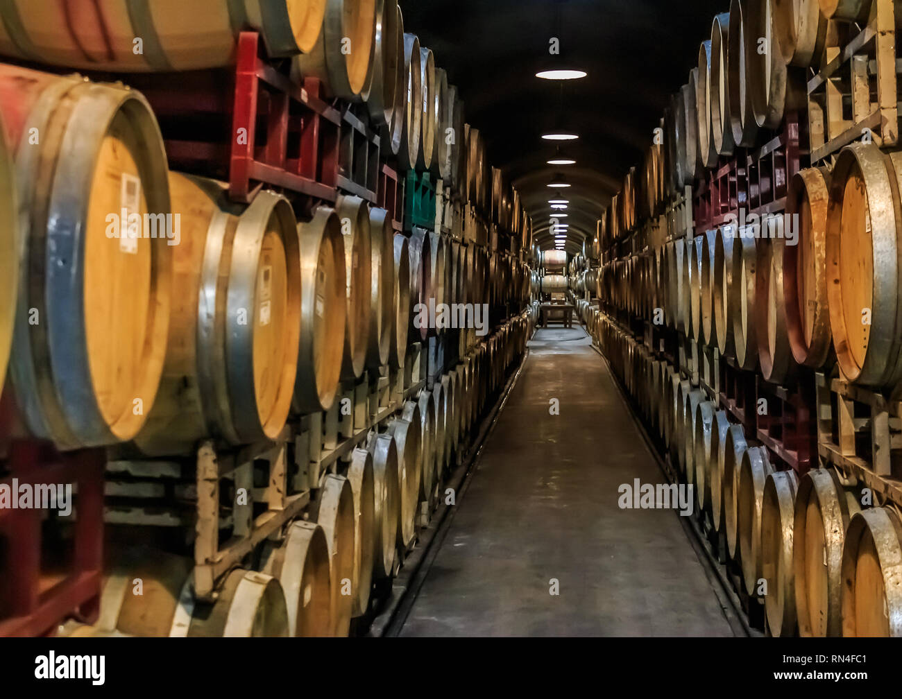 Weinfässer in einem alten Keller in einem Weingut in Sonoma, USA gestapelt Stockfoto
